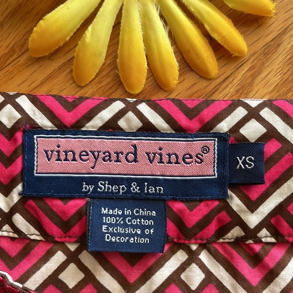 🌺 VINEYARD VINES; Adorable, 100% Cotton, Pink/Brown/Ecru Geometric Design Sz XS - Picture 2 of 10